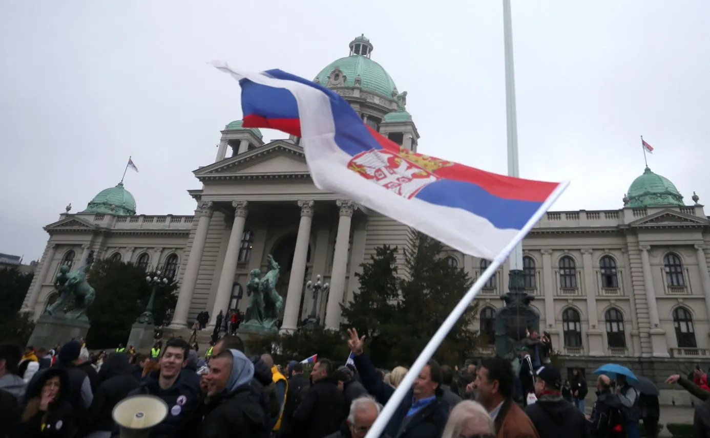 Protest w Serbii przed budynkiem parlamentu