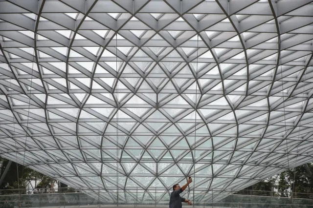 Najpiękniejsze lotnisko świata. 40 metrowy wodospad, prawdziwa dżunga...