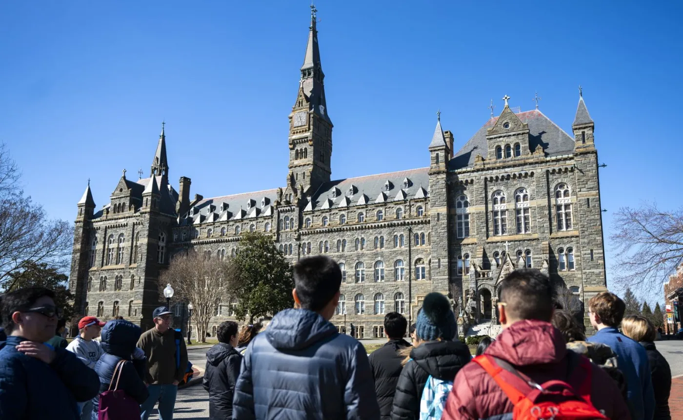 Studenci przed Uniwersytetem Georgetown