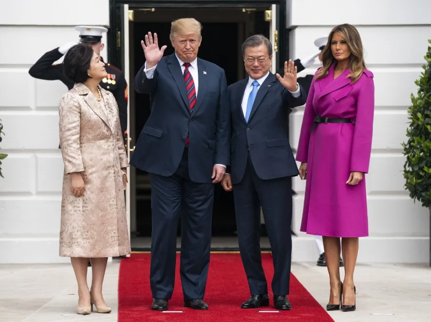 Zamotała się i wygrała! Melania Trump nie dała szans pierwszej damie Korei Południowej w modowym starciu. FOTO