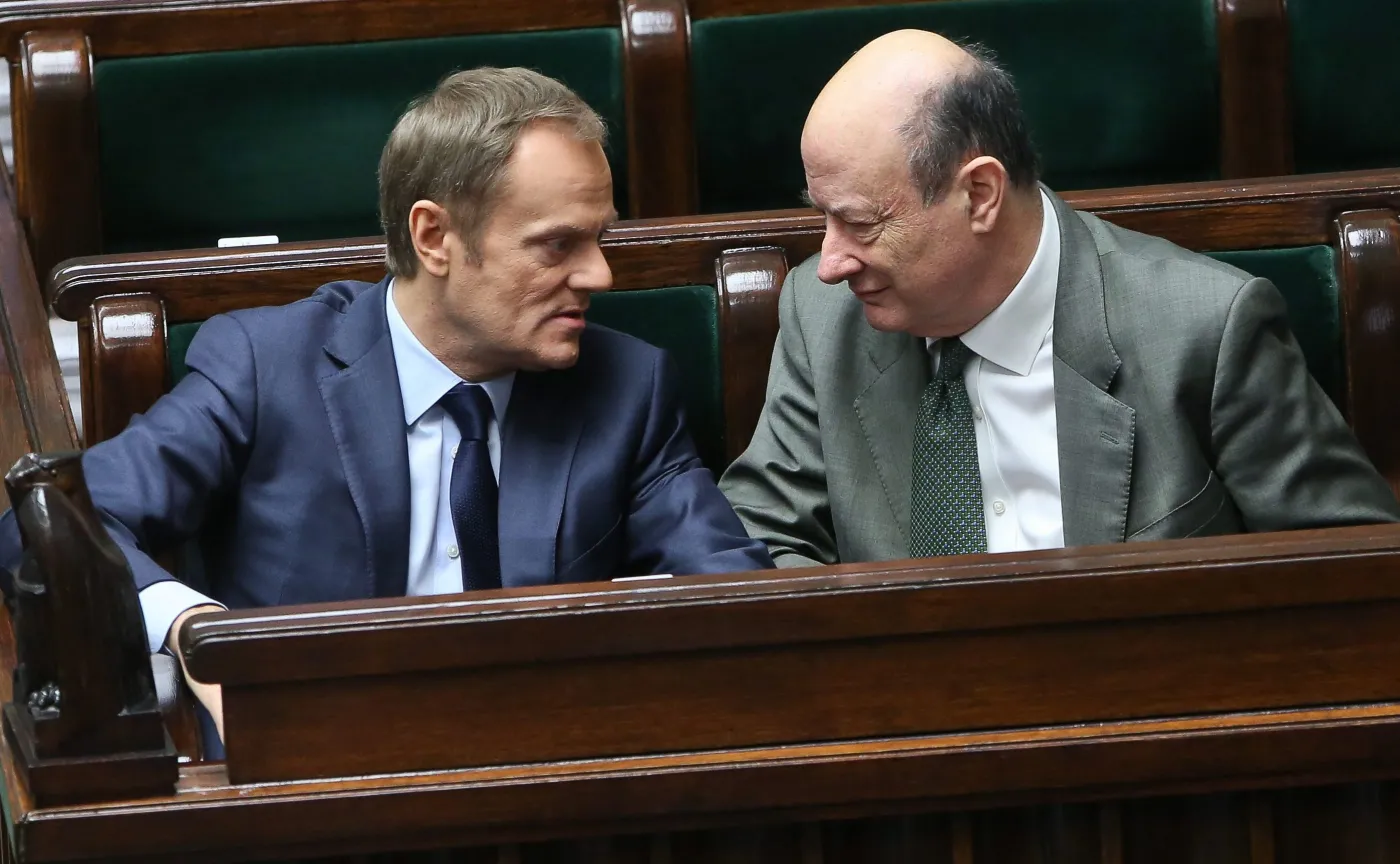 Rok 2014, premier Donald Tusk i poseł PO Jacek Rostowski podczas posiedzenia Sejmu