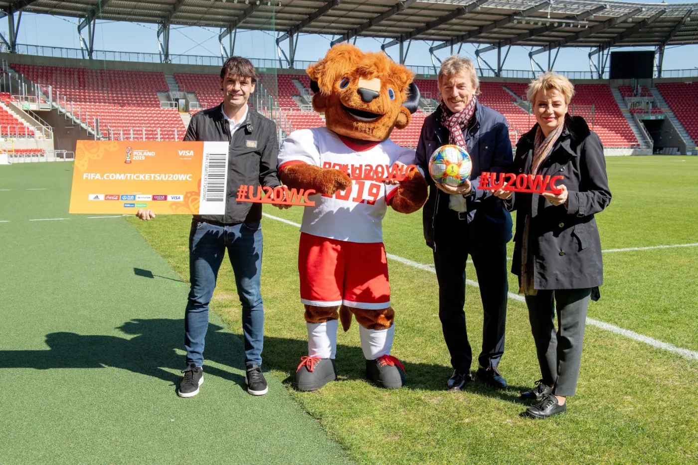 Prezydent Łodzi Hanna Zdanowska (P), prezes PZPN Zbigniew Boniek (2P), były zawodnik piłkarskiej reprezentacji Hiszpanii Fernando Morientes (L), oraz oficjalna maskotka mistrzostw świata