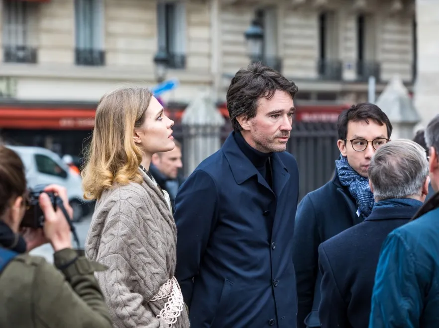 Wielkie swetrzysko jej niestraszne. Natalia Vodianova z partnerem pod katedrą Notre Dame. FOTO