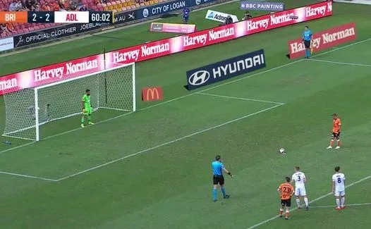 Eric Bautheac strzela rzut karny