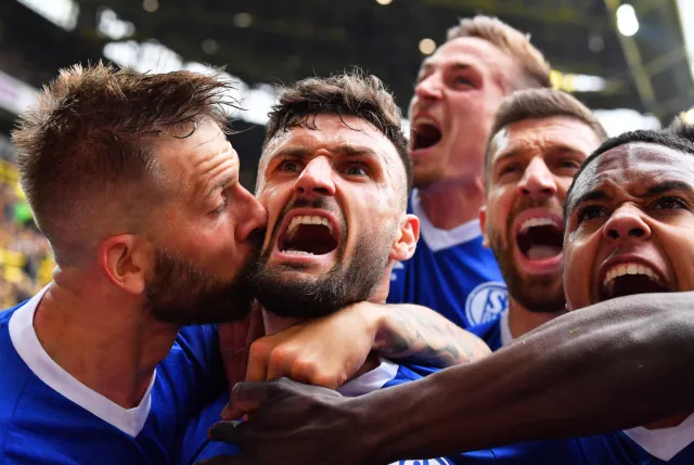 Derby Zagłębia Ruhry dla Schalke. Borussia kończyła mecz w "9"