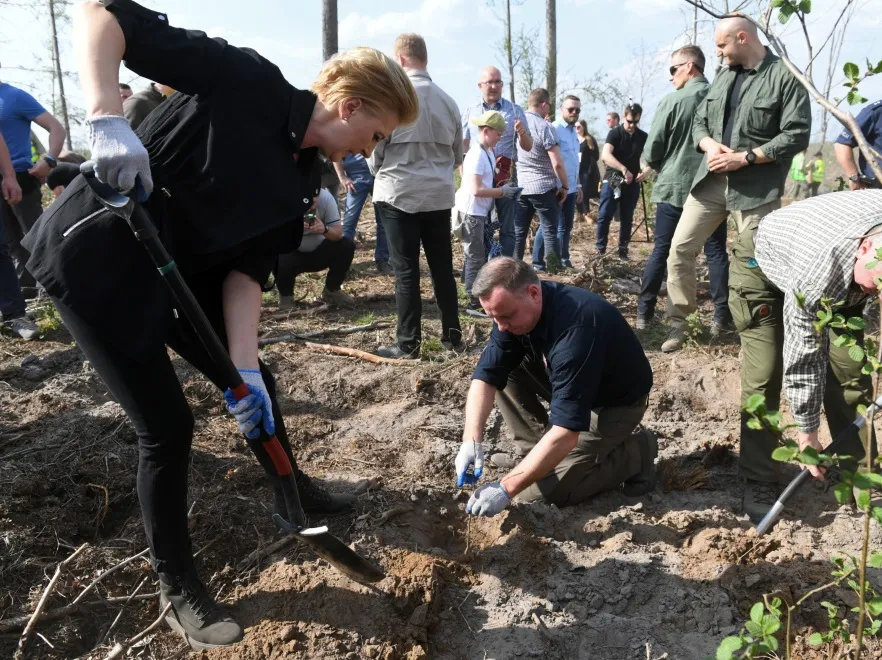 Z łopatą w dobrym stylu. Przebieranki Agaty Dudy przy sadzeniu drzew. FOTO