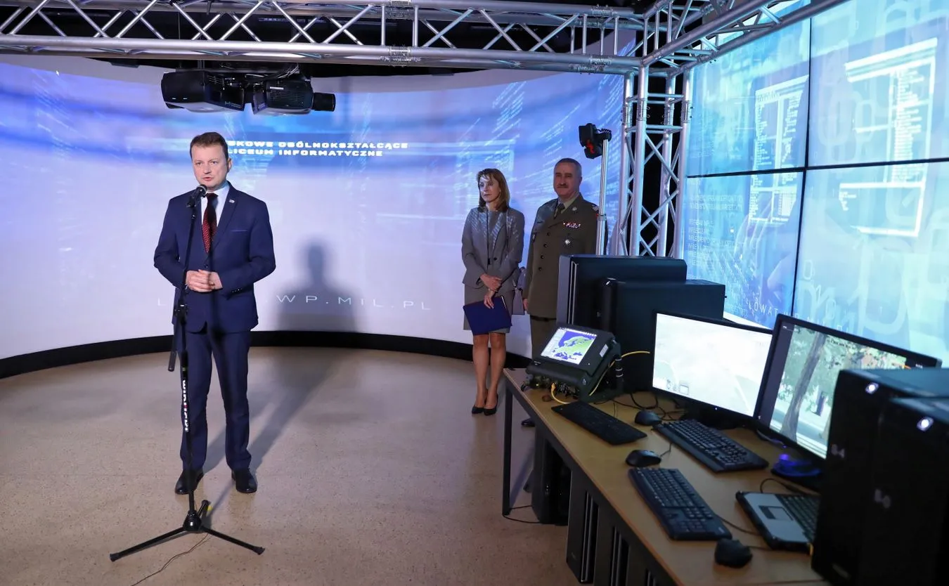 Mariusz Błaszczak oraz rektor WAT płk Tadeusz Szczurek i Ewa Kacprzyk  podczas inauguracji rekrutacji do Wojskowego Ogólnokształcącego Liceum Informatycznego w Wojs