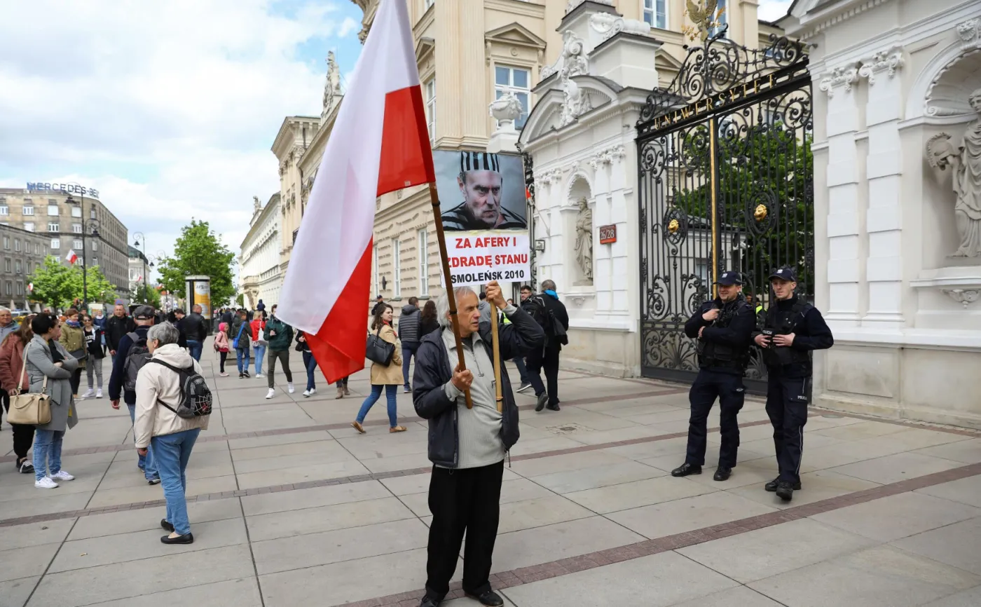Przeciwnicy Donalda Tuska przed UW