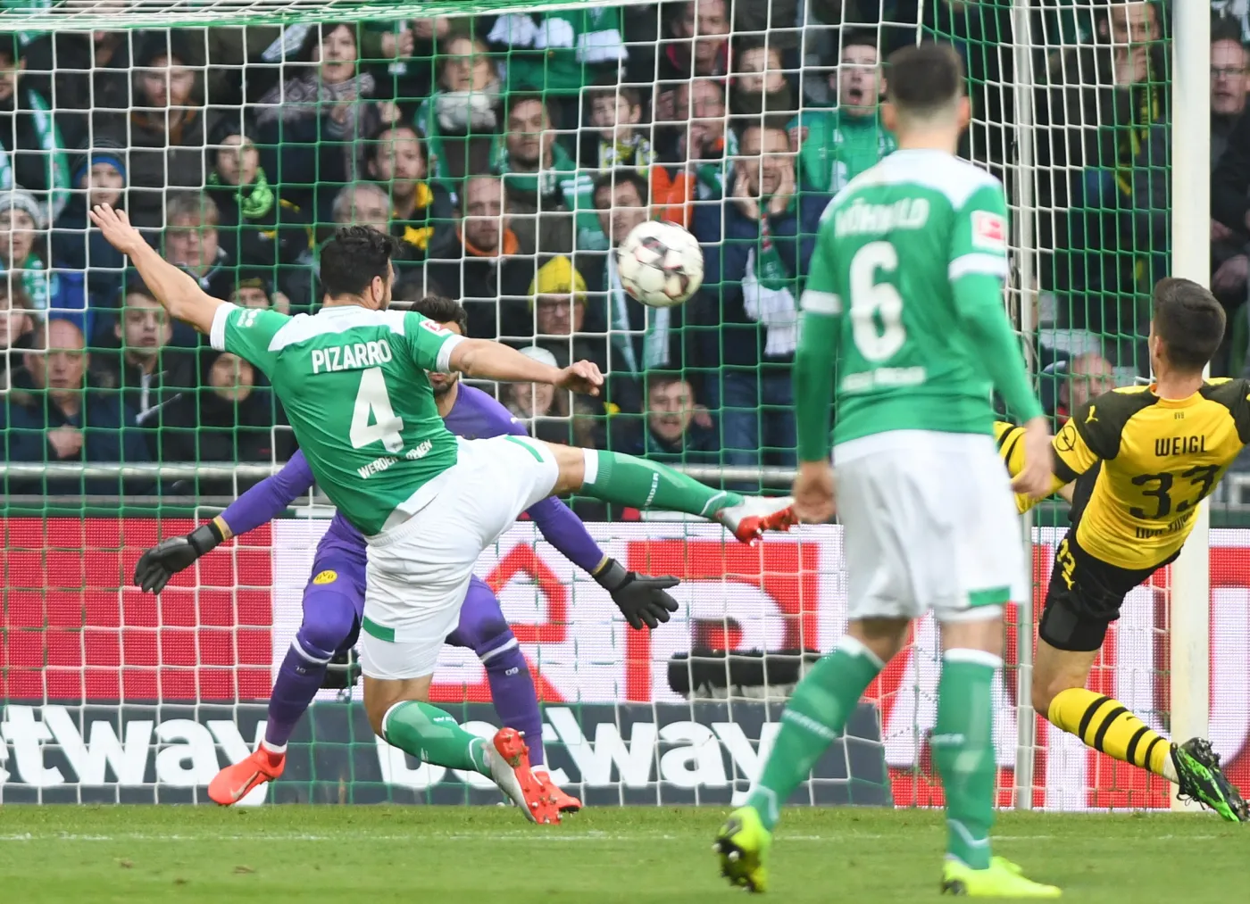 Claudio Pizarro (nr 4 na koszulce)