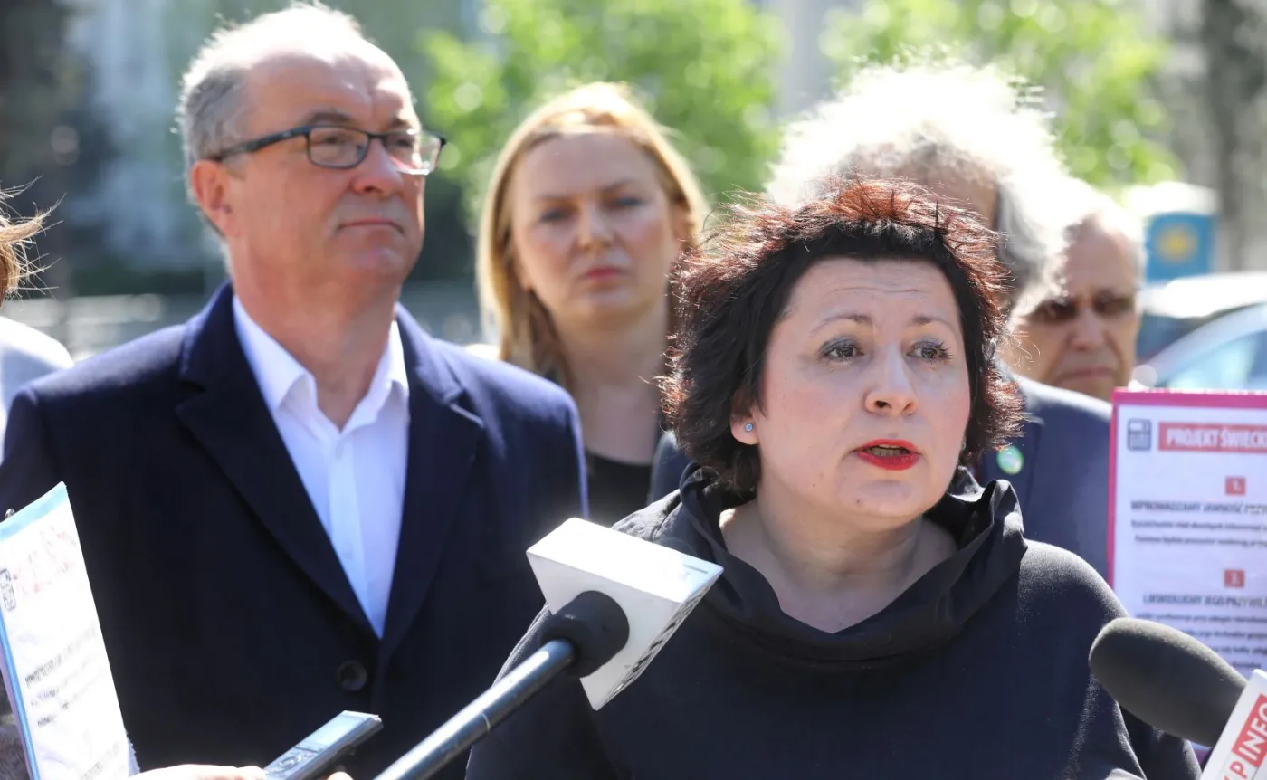 Przewodniczący SLD Włodzimierz Czarzasty (L) oraz Agata Diduszko-Zyglewska (P) i Bożena Przyłuska (C) podczas konferencji prasowej zorganizowanej przez działaczy projektu "Świeckie Państwo"