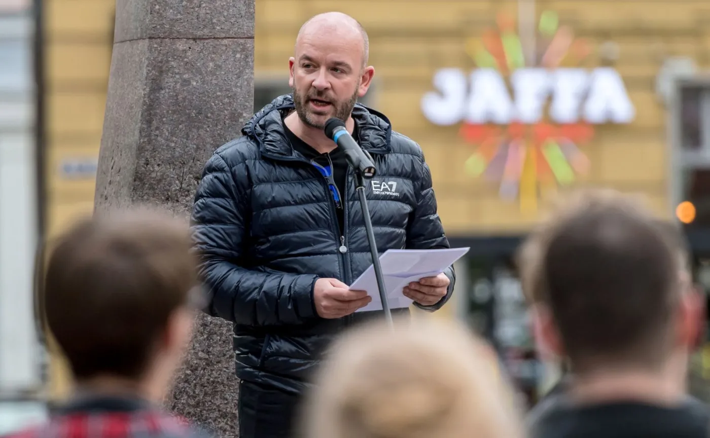 Prezydent Jacek Sutryk podczas akcji "Słowa z popiołu"