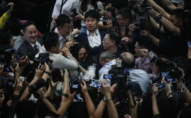 Bójka w parlamencie w Hongkongu. "Nigdy nie widziałem tak brutalnej sytuacji"