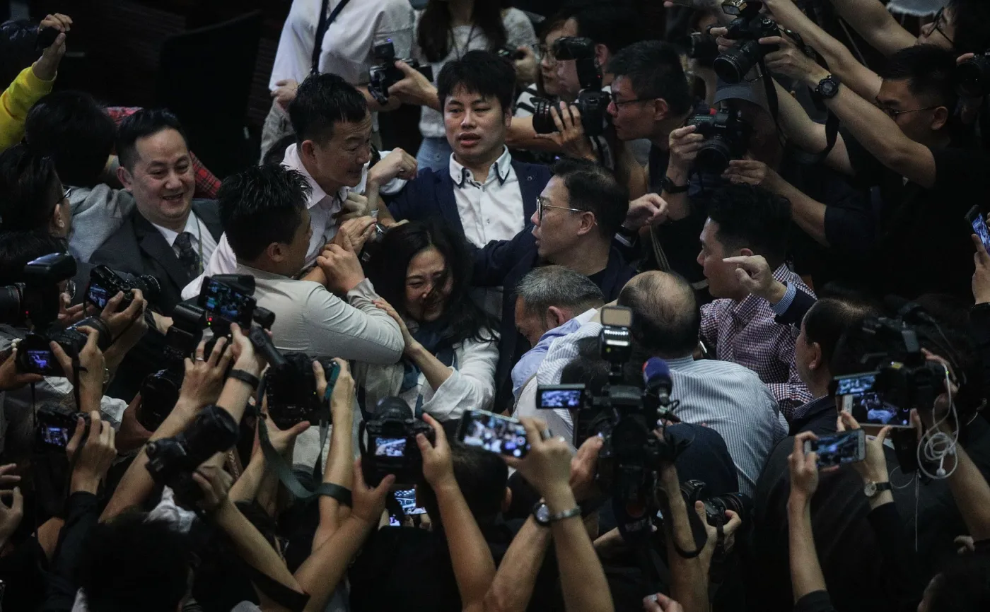 Bójka w parlamencie w Hongkongu