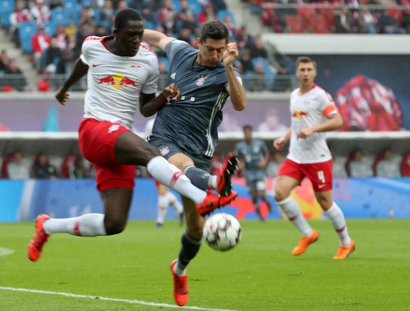Ibrahima Konate i Robert Lewandowski