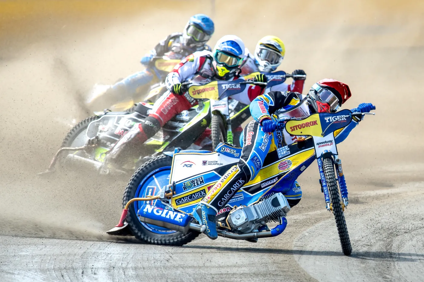 Bartosz Zmarzlik (kask czerwony) i Szymon Woźniak (niebieski) z truly.work Stal Gorzów Wlkp. oraz Josh Grajczonek (żółty) i Kamil Brzozowski (biały) z ZOOleszcz Polonia Bydgoszcz podczas finału żużlowych Mistrzostw Polski Par Klubowych