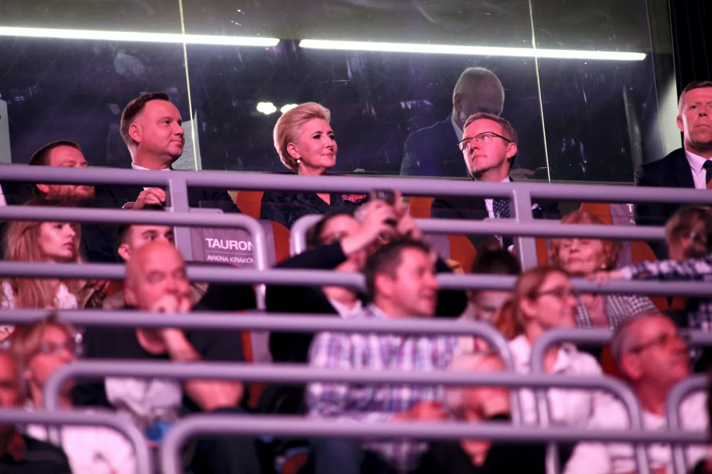 Para Prezydencka Andrzej Duda (L) z Agatą Kornhauser-Duda (C) i Sekretarz Stanu - Szef Gabinetu Prezydenta RP Krzysztof Szczerski (2P) podczas pożegnalnego benefisu Agnieszki Radwańskiej w TAURON Arena Kraków