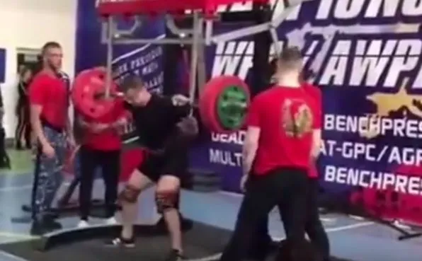 Makabryczna kontuzja rosyjskiego sztangisty. Pod ciężarem 250 kg noga złamała się w trzech miejscach [WIDEO]
