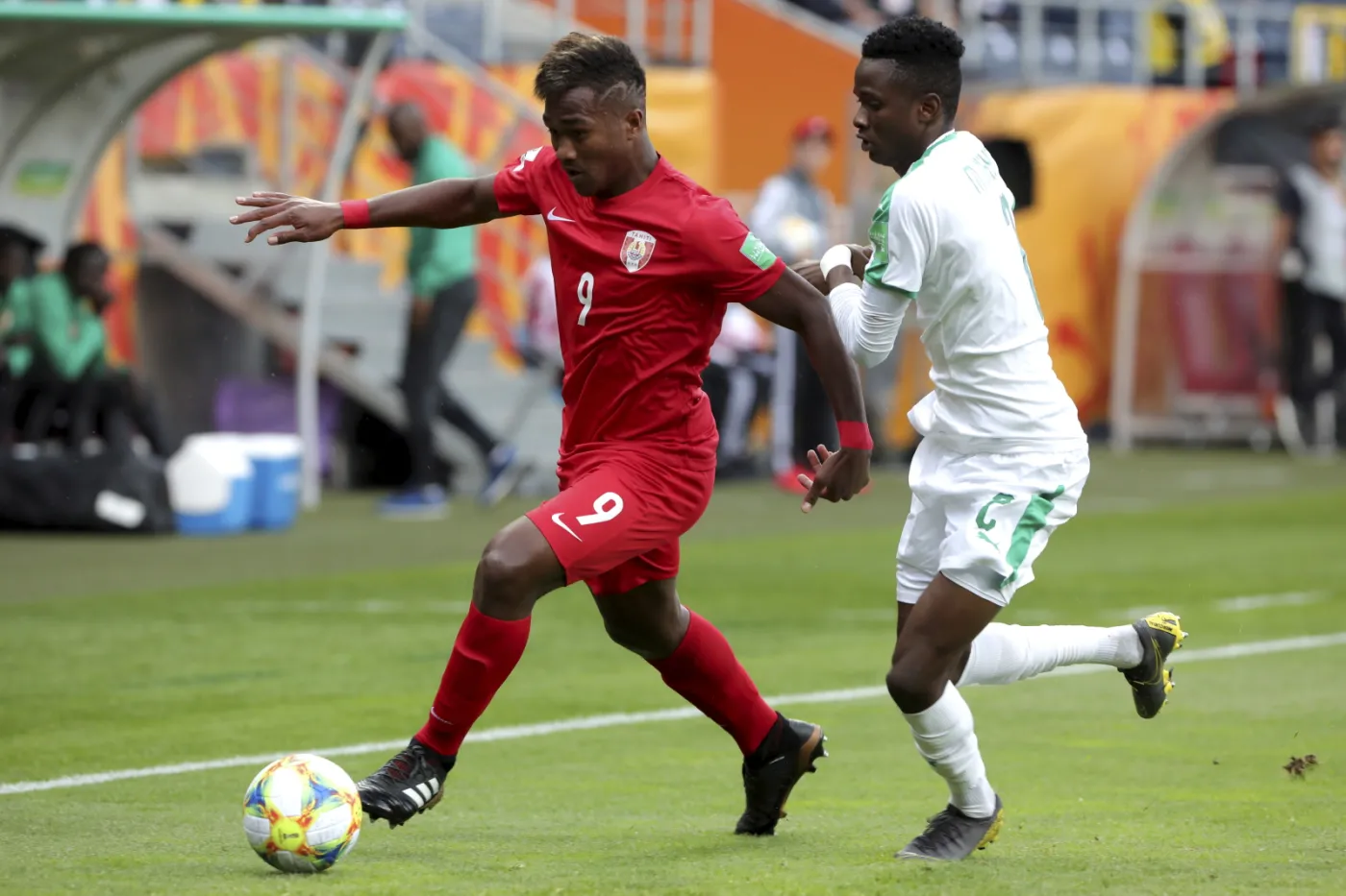 Reprezentant Tahiti Eddy Kaspard (L) i Moussa Ndiaye (P) z Senegalu podczas meczu piłkarskich mistrzostw świata do lat 20 w Lublinie