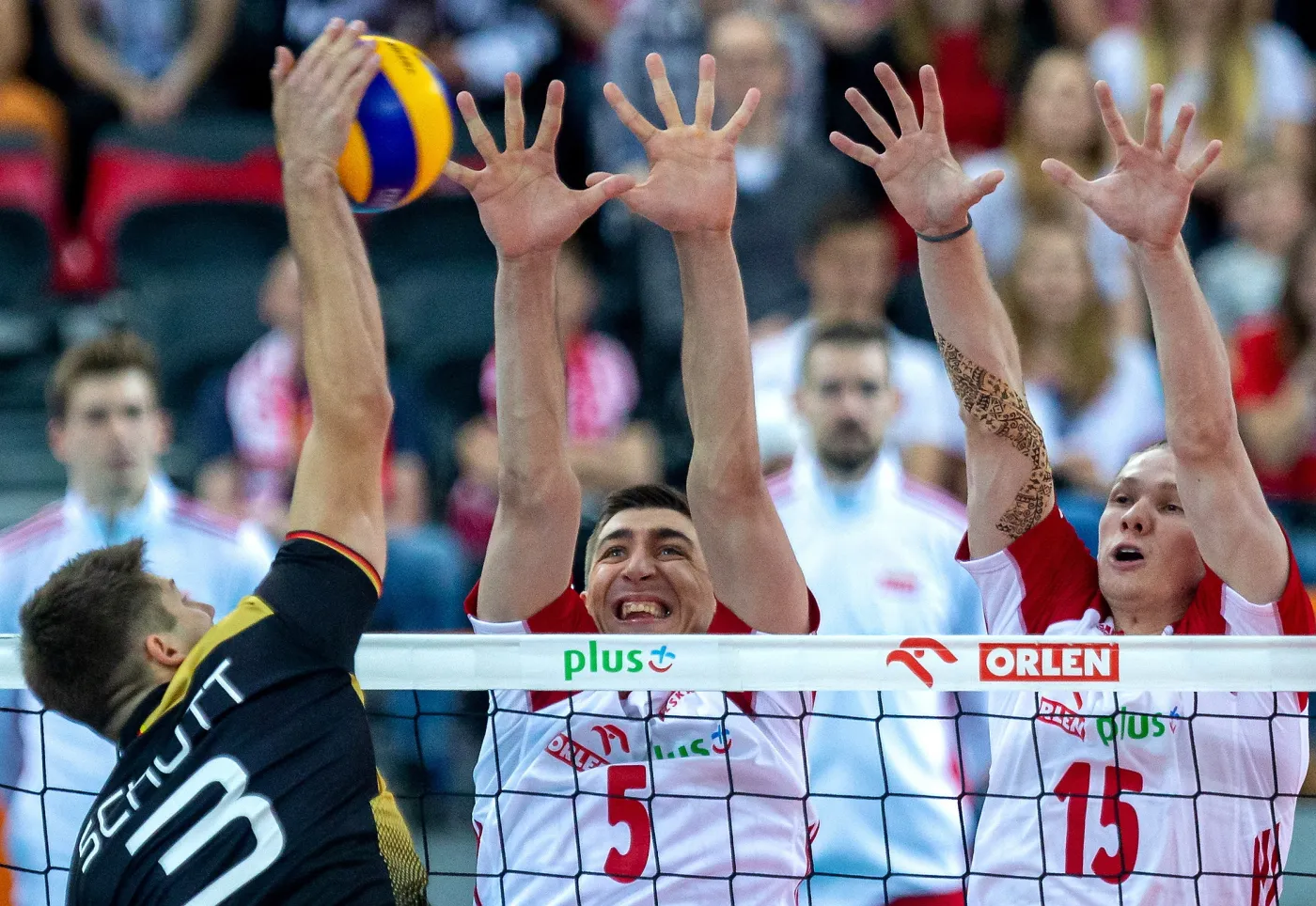 Polcy Łukasz Kaczmarek (C) i Jakub Kochanowski (P) oraz Niemiec Ruben Schott (L) podczas meczu towarzyskiego siatkarzy w Gliwicach