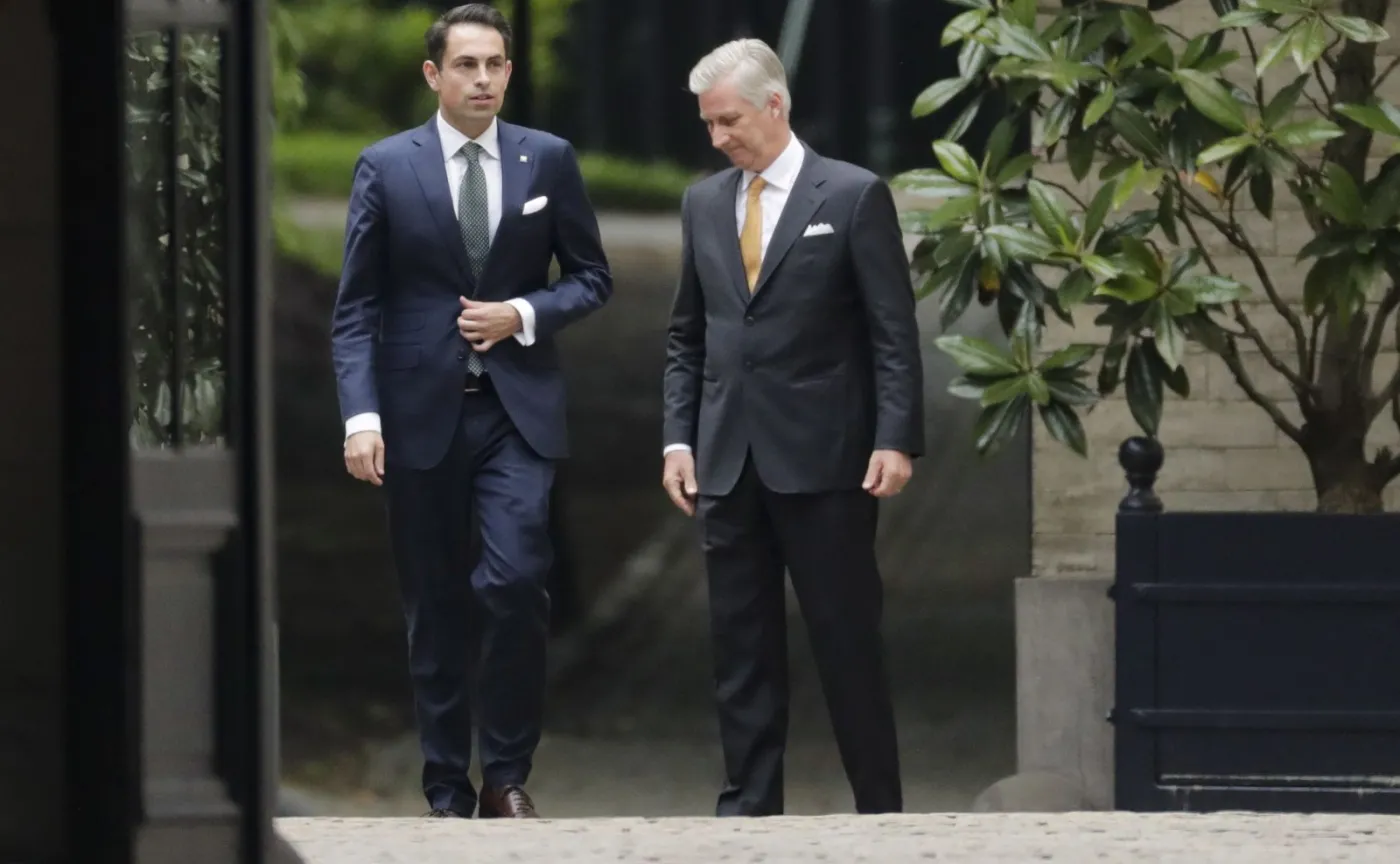 Tom Van Grieken z partii Vlaams Belang oraz król Filip