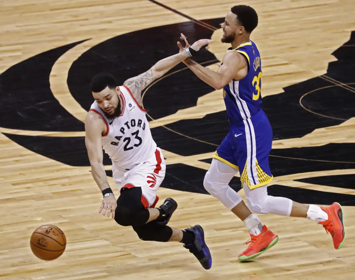 Fred VanVleet i Stephen Curry