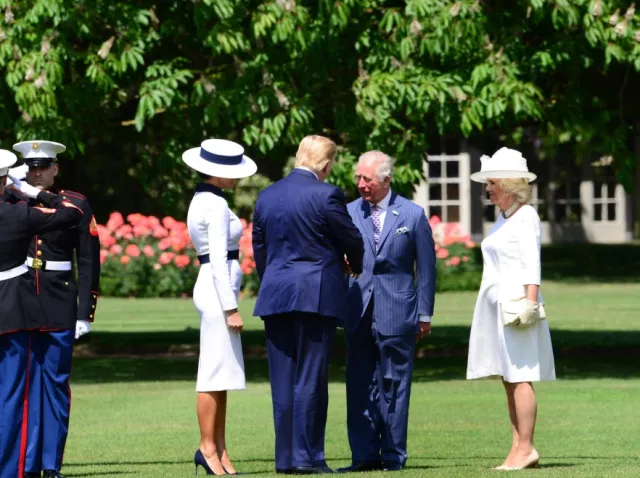 Byłoby super, gdyby nie głowa. Melania "przedobrzyła" stylizację na spotkaniu z brytyjską rodziną królewską. FOTO
