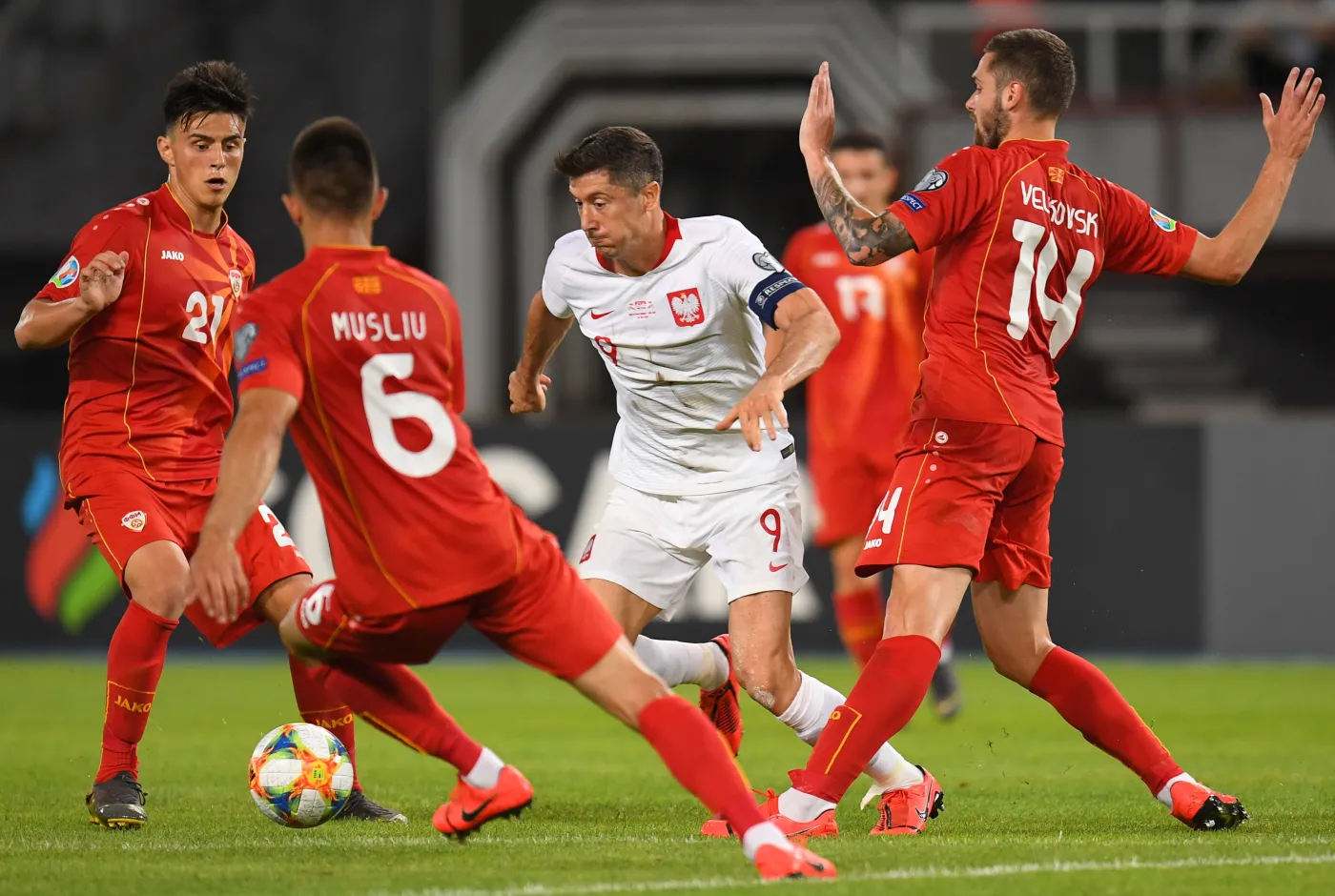 12383266-robert-lewandowski-eljif-elmas.jpg