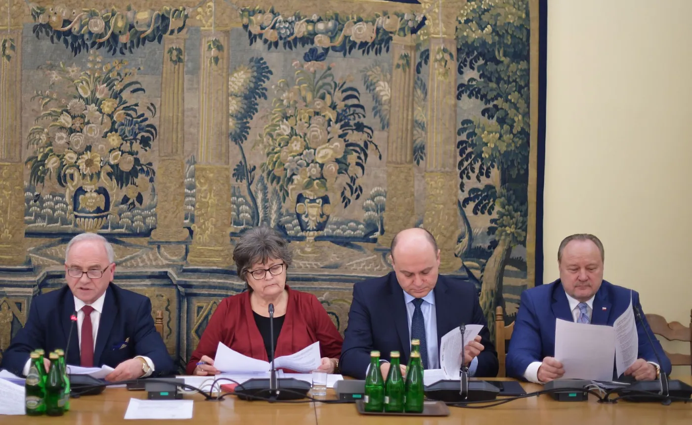 przewodniczący Andrzej Szlachta, Gabriela Masłowska, Andrzej Kosztowniak i Jan Szewczak podczas posiedzenia sejmowej komisji Finansów Publicznych,