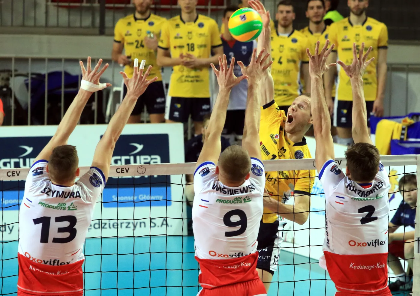 Siatkarze Zaksy Kędzierzyn-Koźle (od lewej): Rafał Szymura, Łukasz Wiśniewski i Łukasz Kaczmarek oraz Tine Urnaut (tył) z Azimut Leo Shoes Modena