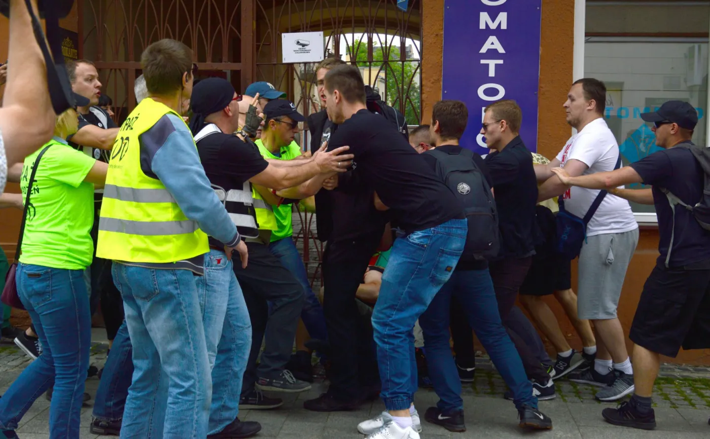 Szarpanina KOD-u z narodowcami w Radomiu