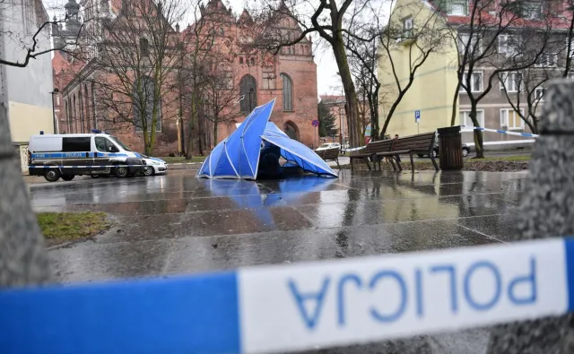 Demonstracja pod cokołem pomnika ks. Jankowskiego. "Pedofilia to jest zbrodnia"