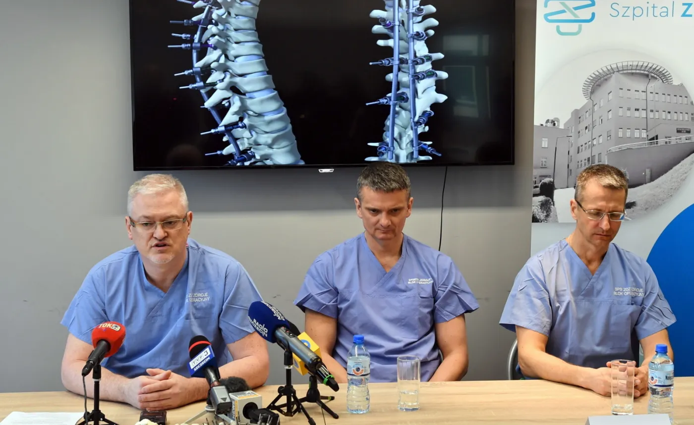 Neurochirurg Paweł Małasiak (L), ortopeda dr n. med. Sławomir Zacha (C), neurochirurg dr hab. n. med., prof. PUM Leszek Sagan (P)