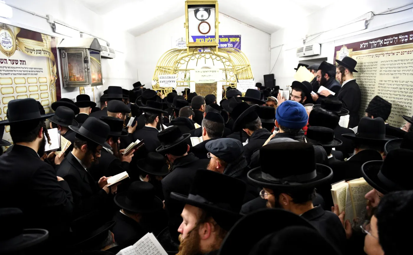 Chasydzi z całego świata przyjechali do Leżajska. Modlą się przy grobie cadyka Elimelecha