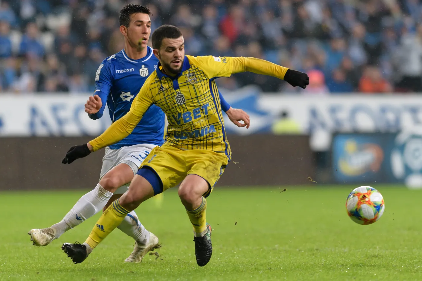Piłkarz Lecha Poznań Vernon De Marco (L) i Nabil Aankour (P) z Arki Gdynia