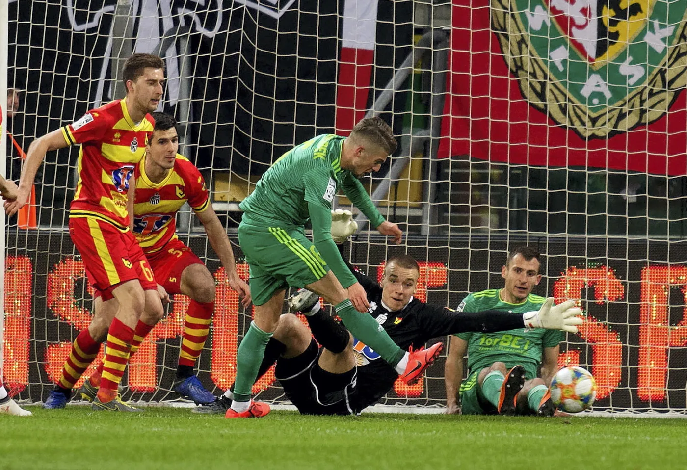 Piłkarze Śląska Wrocław, strzelec gola Michał Chrapek (C) i Mateusz Radecki (P) oraz Taras Romanczuk (L), Nemanja Mitrović (2L) i bramkarz Grzegorz Sandomierski (2P) z Jagiellonii Białystok