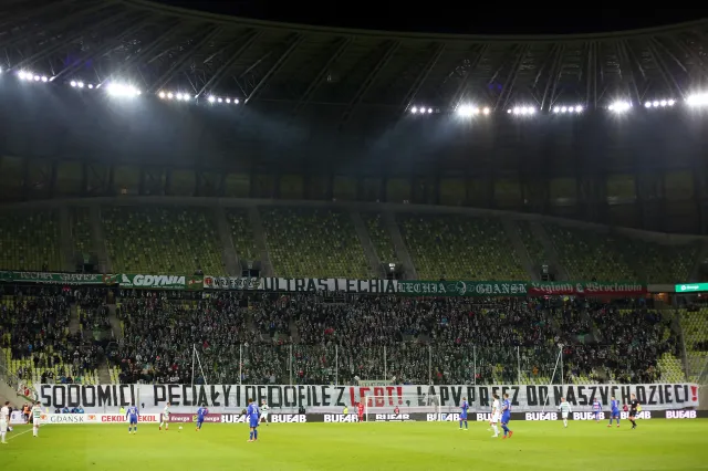 Homofobiczny transparent na meczu w Gdańsku. Kibice Lechii uderzyli w środowisko LGBT [FOTO]
