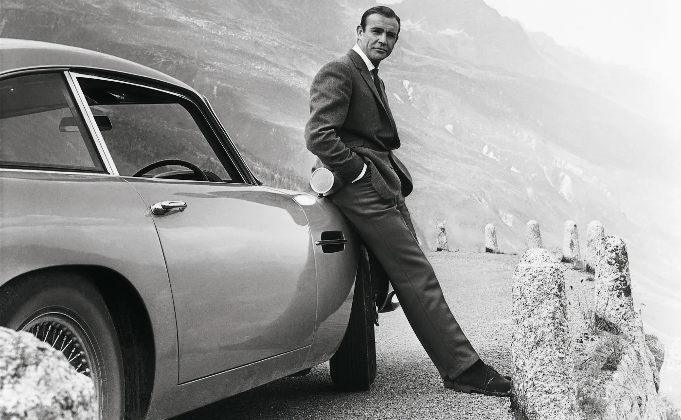 Sean Connery i Aston Martin DB5 w filmie "Goldfinger"  