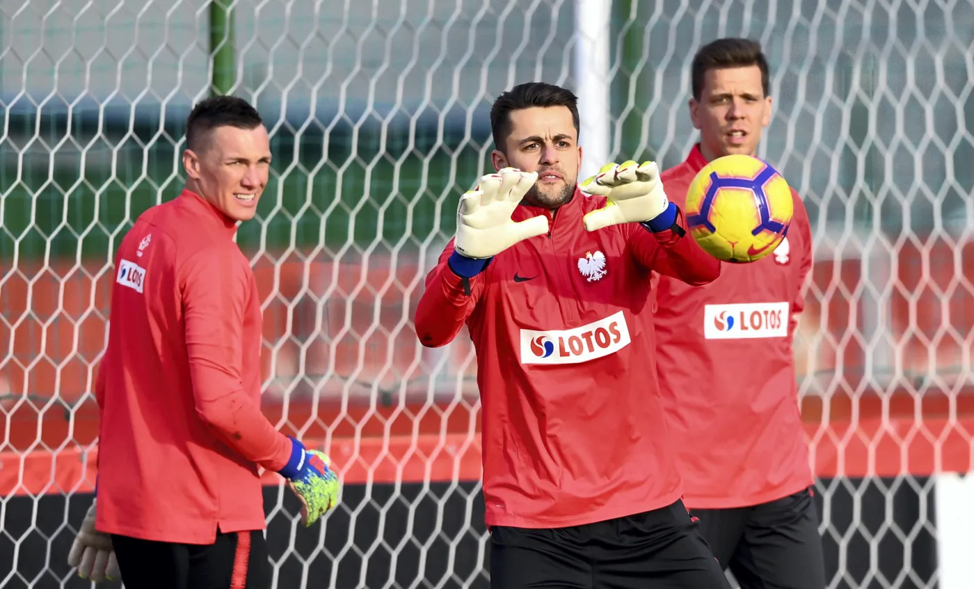 Bramkarze reprezentacji Polski - od lewej: Łukasz Skorupski, Łukasz Fabiański i Wojciech Szczęsny podczas treningu kadry na boisku KS ZWAR w Międzylesiu