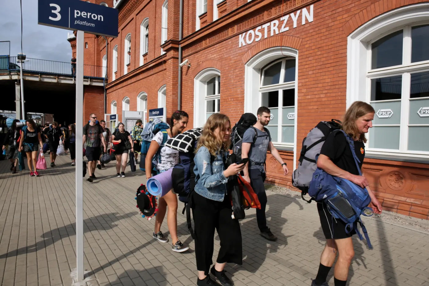 Fani przybywają do Kostrzyna nad Odrą na Pol'and'Rock Festival