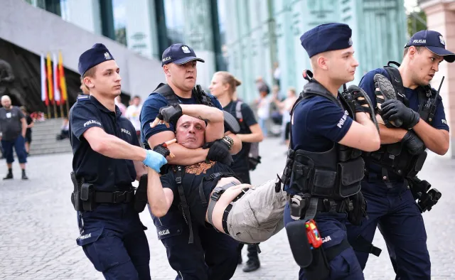 Marsz narodowców w Warszawie. Policja usunęła siłą kontrmanifestację