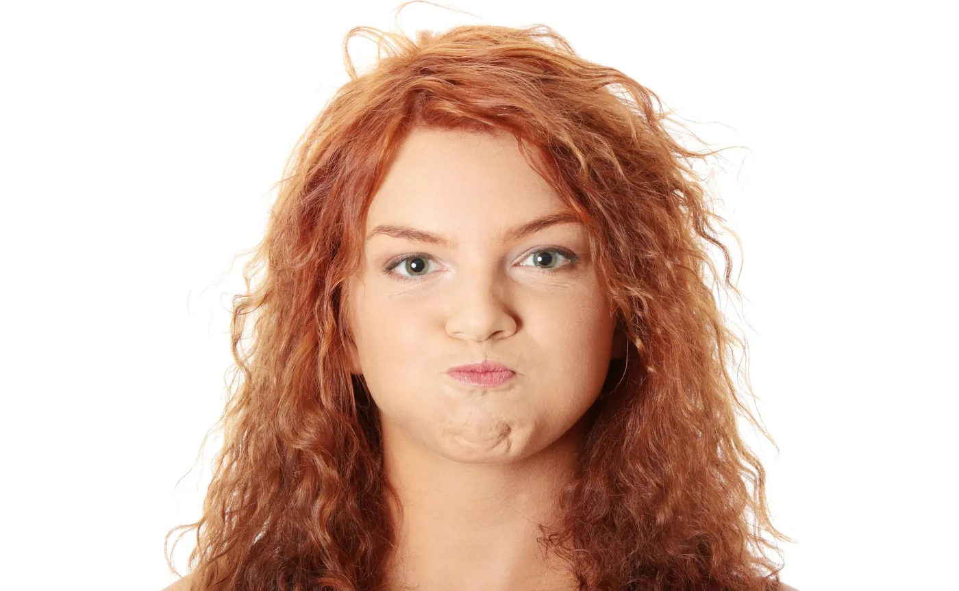 Kobieta wstrzymuje oddech; czkawka