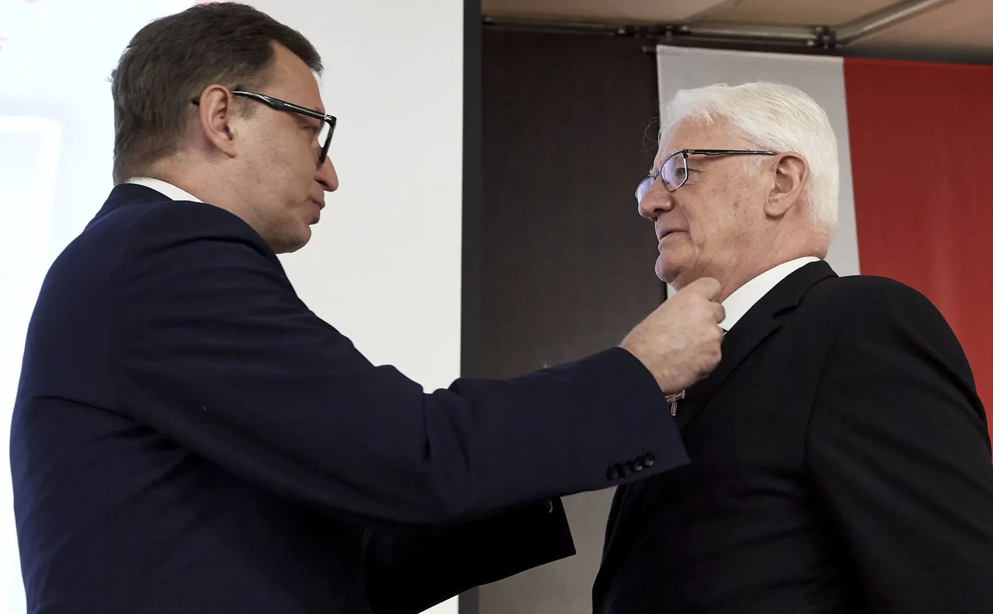 Działacz opozycyjny Krzysztof Wyszkowski (P) odbiera Krzyż Wolności i Solidarności z rąk prezesa IPN Jarosława Szarka