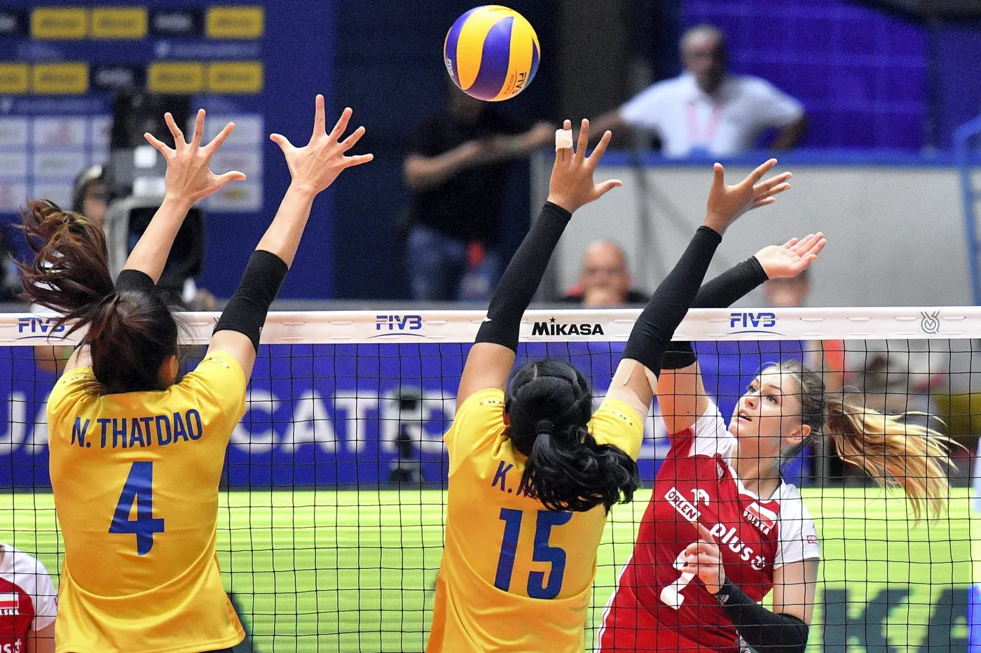 Martyna Grajber (P) oraz Nuekjang Thatdao (L) i Malika Kanthong (C)