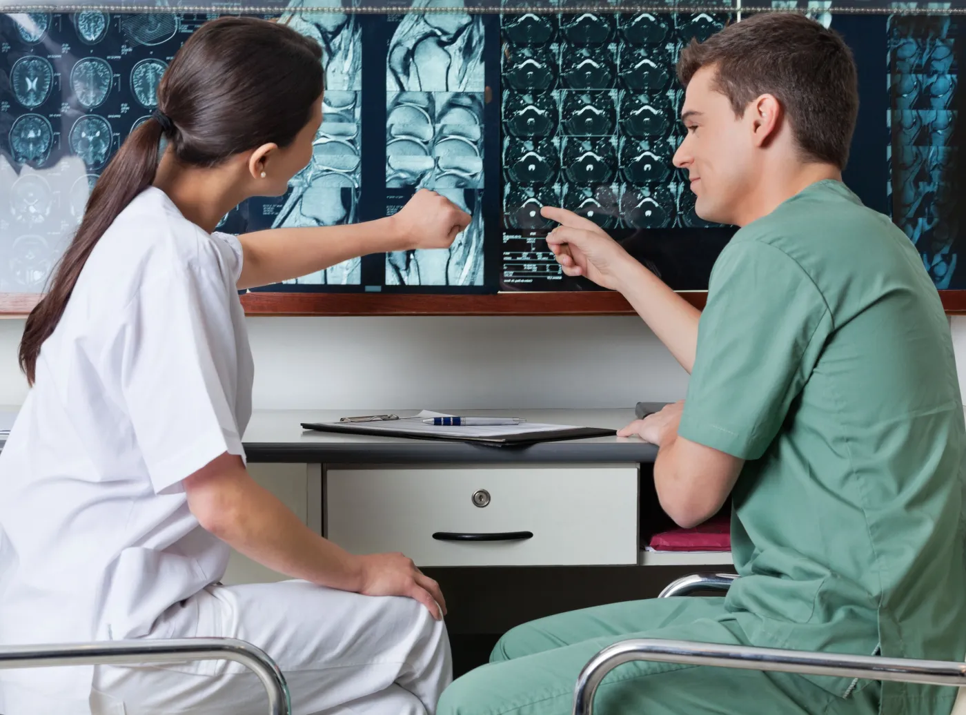 Lekarze oglądają prześwietlenia