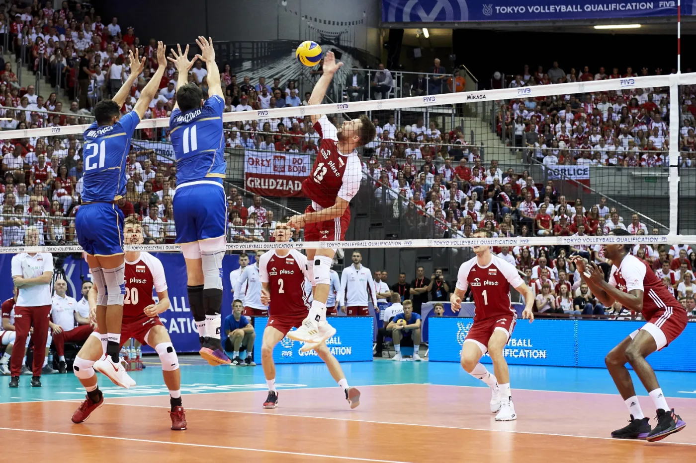 Michał Kubiak (C) oraz Barthelemy Chinenyeze (L) i Antoine Brizard (2L)