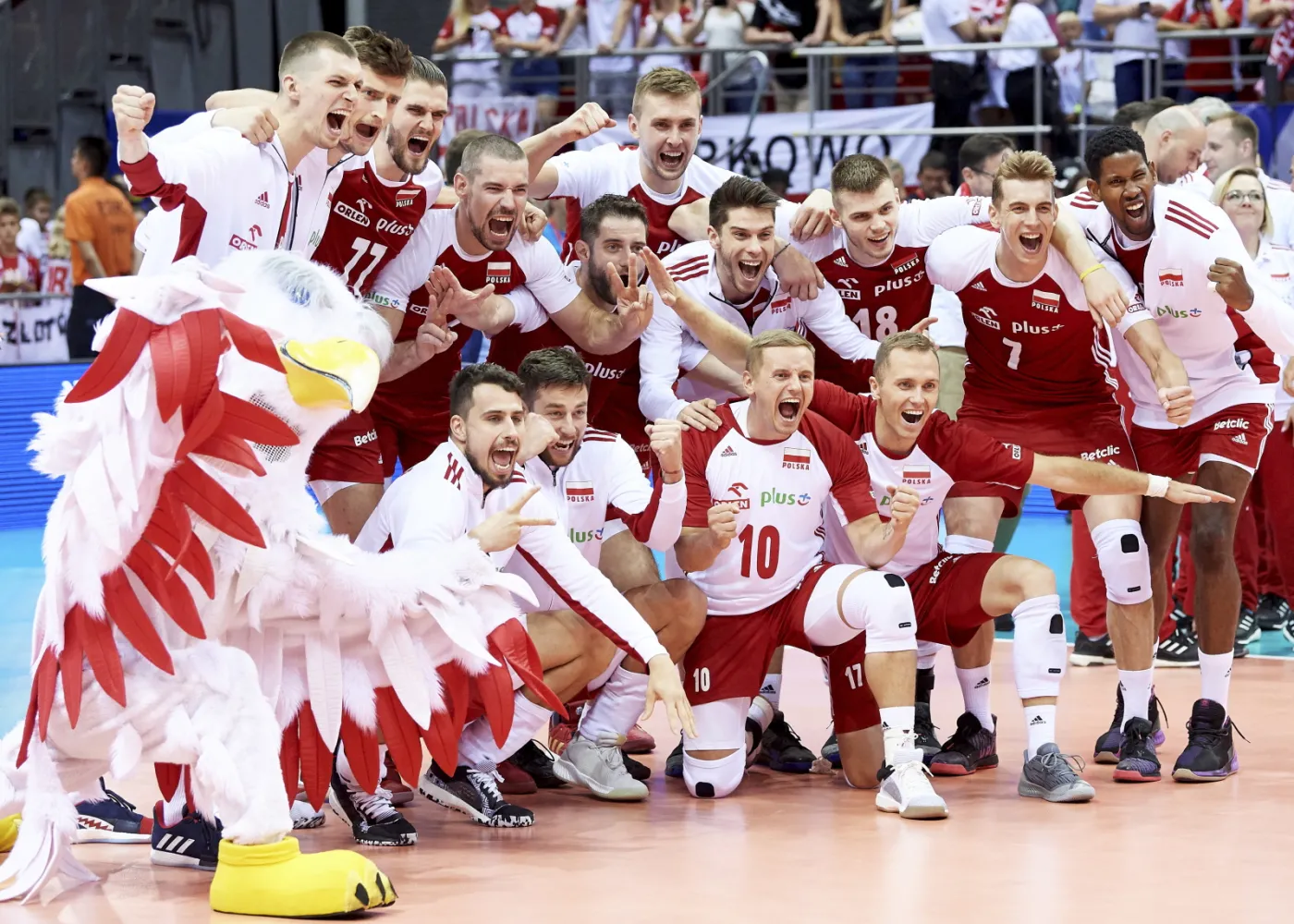Siatkarze reprezentacji Polski cieszą się ze zwycięstwa po meczu turnieju kwalifikacyjnego do igrzysk olimpijskich ze Słowenią