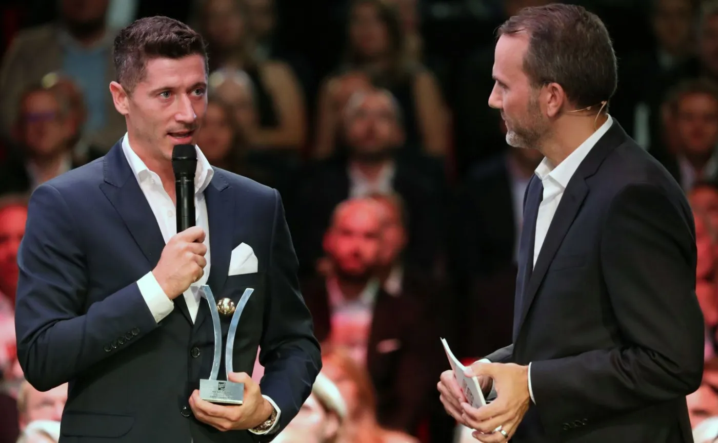 Robert Lewandowski odbiera nagrodę