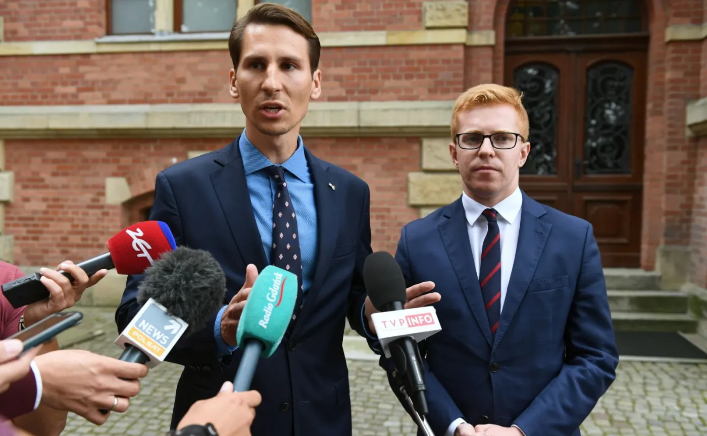Przewodniczący klubu radnych PiS w Radzie Miasta Gdańska Kacper Płażyński i radny PiS Andrzej Skiba
