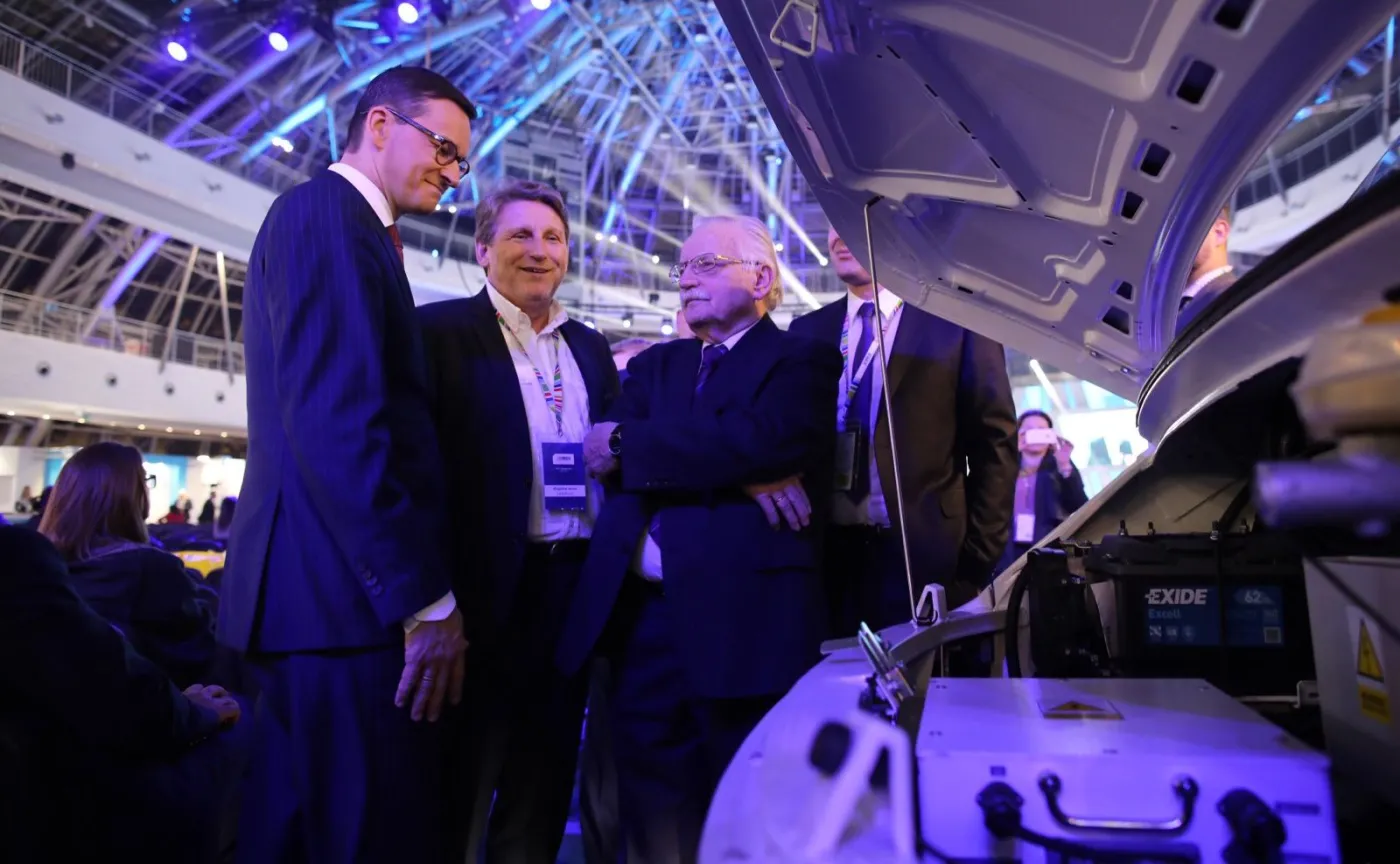 Mateusz Morawiecki na stoisku Ursusa