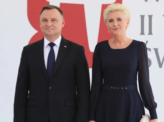 Pogoda ją zaskoczyła? Agata Duda nie zachwyciła stylizacją na obchodach rocznicy wybuchu wojny. FOTO